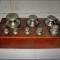 9263-Set Greutati metal in cutie lemn. Continand: 1 greutate de 200 grame+2-100 grame, 1 de 50, 1 de 20, 2 de 10 si 1 de 5 grame.