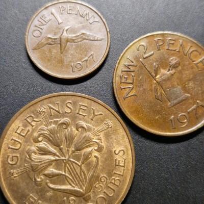 Lot 3 Monede Guernsey (1 penny 1977, 2 pence 1971, 8 doubles 1959) foto