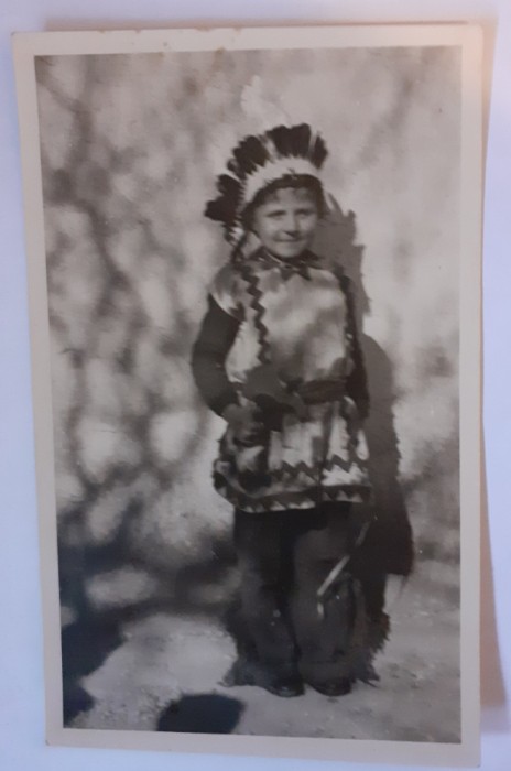Fotografie dimensiune CP cu băiat costumat &icirc;n indian
