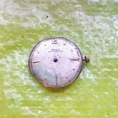 G996-I- Mecanism ceas DOXA antimagnetique nefunctional uzat pentru piese. Cadran 3 mm. Cadranul este indoit la margine in 2 locuri.