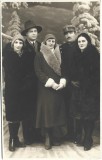 P3106N Fotografie de grup, femei, domn și ofițer rom&acirc;n, studio Foto Select Aizicovici, Iași, perioada interbelică