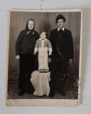 Fotografie anii 70, bunicii cu nepotul, 8.5x6.5cm