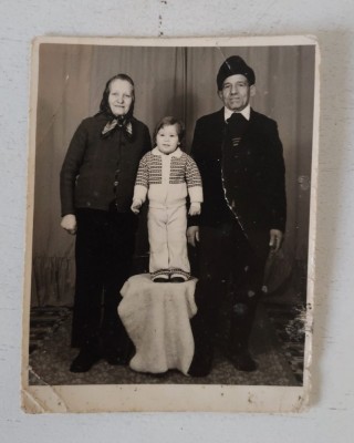 Fotografie anii 70, bunicii cu nepotul, 8.5x6.5cm foto