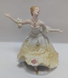 Bibelou portelan - Domnita cu rochie galbena cu flori