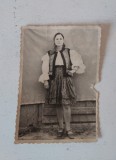 Fotografie veche (anii 60) - femeie taranca imbracata in port popular Maramures, 9x6cm