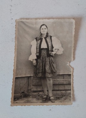 Fotografie veche (anii 60) - femeie taranca imbracata in port popular Maramures, 9x6cm foto