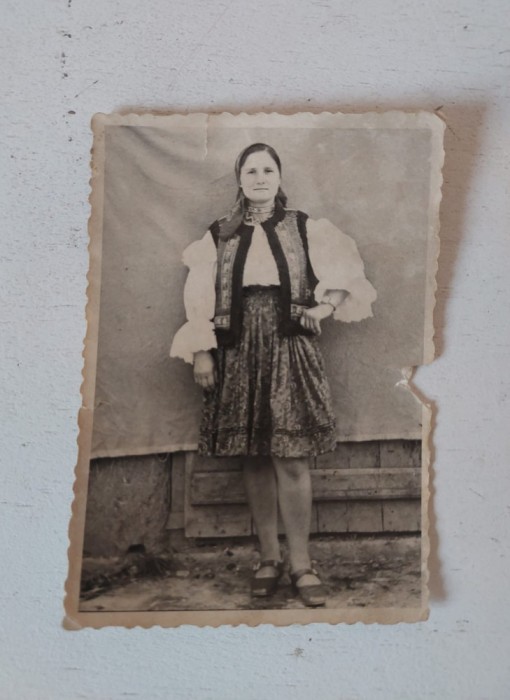 Fotografie veche (anii 60) - femeie taranca imbracata in port popular Maramures, 9x6cm