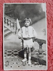 Fotografie tip carte postala, baiat in costum popular, perioada interbelica