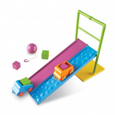 Set STEM Forta si miscare Learning Resources, 2 piste, 2 masinute, 10 carduri cu activitati