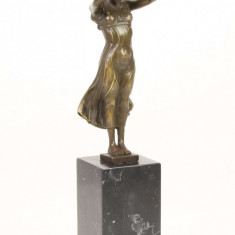 Doamna de aur-statueta din bronz pe un soclu din marmura KF-32