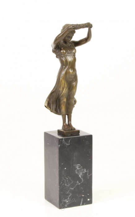 Doamna de aur-statueta din bronz pe un soclu din marmura KF-32