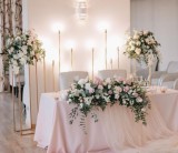 Inchiriere set decor prezidiu , aranjamente florale premium + iluminat decorativ