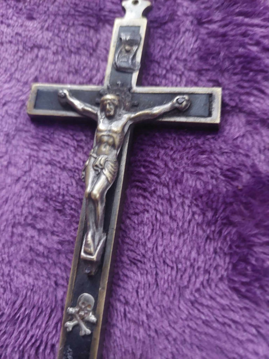 Crucifix de gat vechi complet,argintat expus fara a fi curata sau lustruit,mare