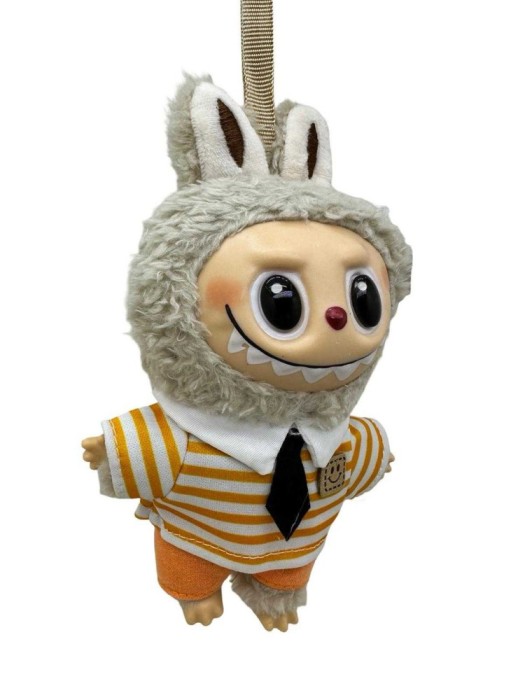 Breloc de plus Labubu crem cu costum portocaliu in dungi albe