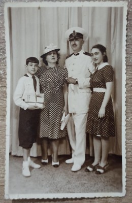 Elev premiant in uniforma si cu carti impreuna cu familia// foto tip CP foto