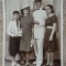 Elev premiant in uniforma si cu carti impreuna cu familia// foto tip CP