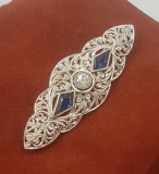 Splendida brosa veche manufacturata art deco din aur alb 18 k, diamant natural,safir