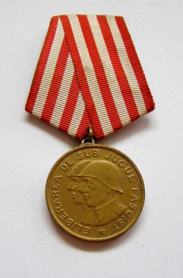 t071 MEDALIA ELIBERAREA DE SUB JUGUL FASCIST RPR foto