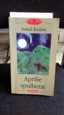 APRILIE SPULBERAT - ISMAIL KADARE foto