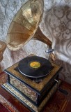 Superb gramofon cu p&acirc;lnie din alama gravata
