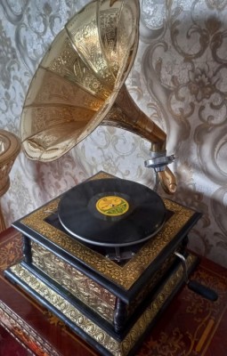 Superb gramofon cu p&amp;acirc;lnie din alama gravata foto