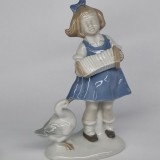 Fata cu gasca si armonica - bibelou portelan german GDR vechi, vintage