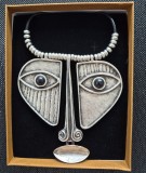 Colier Vintage din Zamac Placat cu Argint &icirc;n formă de față &ndash; Design Artistic și Personalitate