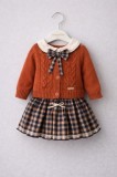 Set tricotat fetite Missolix cu vesta si fusta in carouri, design elegant si