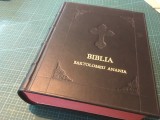 Cumpara ieftin BIBLIA ANANIA EDITIA JUBILIARA 2001 DIORTOSITA DUPA SEPTUAGINTA RECOPERTATA LUX COPERTI PIELE MARGINEA FILELOR PATINA ROȘIE &Icirc;NSCRISURI AURII