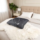 Perna matlasata &quot;Luna si Stele&quot; Coneltex, dimensiuni 70 x 70 cm, patrata, umplutura fibra siliconizata antialergica, culoare gri inchis