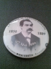 Mihai Eminescu ,omagiere, insigna metalica ,Clubul Colectionarilor , foto