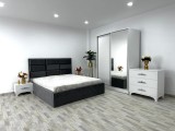 Set Dormitor Roma Gri/Alb cu pat matrimonial tapitat stofa Dressing 2 usi glisante cu oglinda Noptiere Viena si Comoda Viena