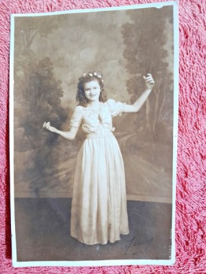 Fotografie tip carte postala, tanara in rochie lunga, 1947 foto