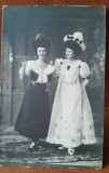 Fotografie tip carte postala, doua prietene, perioada interbelica