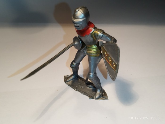 bnk jc Figurine de plastic - Koho - cavaler cu lance si scut