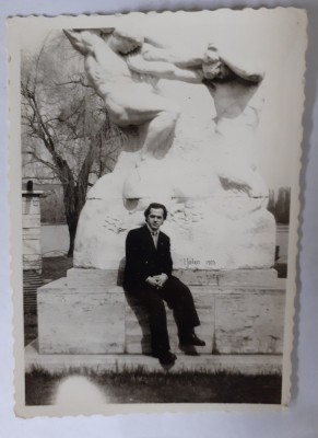 Fotografie 6/9 cm cu o sculptură de Ion Jalea, din Herăstrău foto