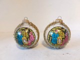 Lot 2 globuri de sticla vechi, vintage, West Germany, anii 70-80, cca 8cm diametru, decor brad / pom de Craciun, cu imagine cu nasterea Domnului