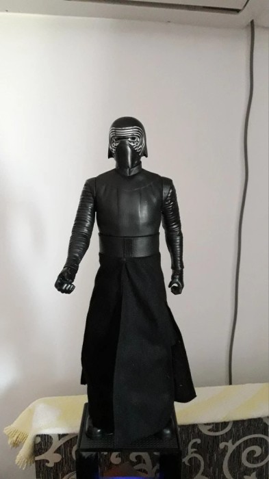 FIGURINA KYLO REN DIN RAZBOIUL STELELOR .RARITATE IN ROMANIA !