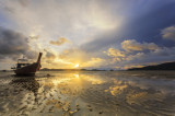 Fototapet autocolant Plaja80 cu barca la rasarit de soare, 250 x 150 cm