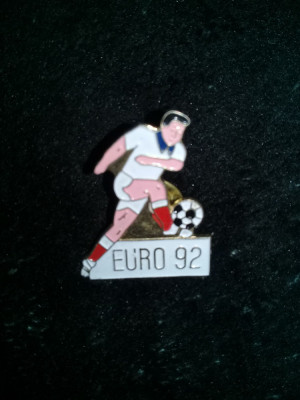 insigna Sportiva Fotbal EURO 92,insigna vintage de colectie foto