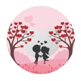 Cumpara ieftin Insigna rotunda cuplu sub copaci cu inimioare, 58 mm, model romantic pastel cu prindere ac