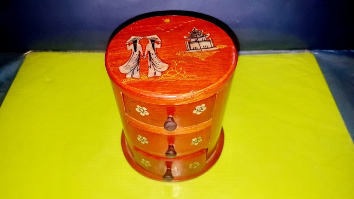D850-Dulapior decor CHINA mahon insertie sidef cu personaje argintii si aurii.