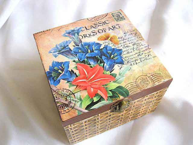 Fluture si crini albastri si rosii pe fundal carte postala, cutie lemn patrata 26364