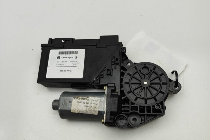 Motor macara geam ușă dreapta spate VW TOUAREG 7LA, 7L6, 7L7 2003 OEM: 3D0959794C,7L0959704B,0130821764 29438975