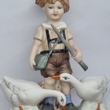 Bibelou portelan romanesc vechi, vintage - Baiat cu gaste