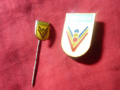 2 Insigne Sport Romania - Daciada , h=2,5 si 1,2 cm , metal si email foto