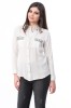 B575-2 Camasa alba, cu maneci lungi si buzunare cu aplicatii in dreptul pieptului, M/L