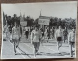 Tineri studenti din Brasov la manifestatie// fotografie perioada comunista, Romania 1900 - 1950, Portrete