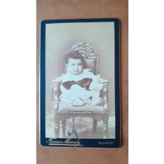 Fotografie tip CDV, copil pe fotoliu, perioada interbelica