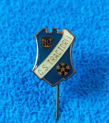 Insigna fotbal - CS &amp;quot;TRACTORUL&amp;quot; BRASOV (varianta 6) foto